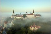 Sommerlicher Morgennebel �ber dem Tallinner Domberg. Es ist kurz nach 4 Uhr � die pefekte Zeit f�r einen einsamen Spaziergang.     /     � Aivo Oblikas / Visit Estonia